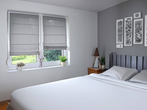 Lniane, jasno-szare rolety rzymskie.