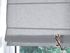 Lniane, jasno-szare rolety rzymskie.