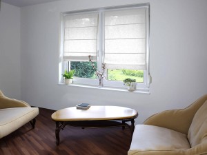 Białe, lniane rolety rzymskie.