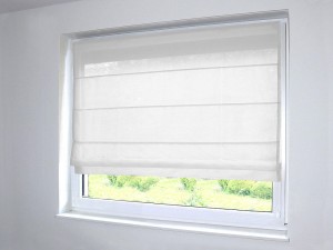 Białe rolety rzymskie, prześwitujące.