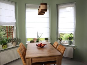 Białe rolety rzymskie, prześwitujące.