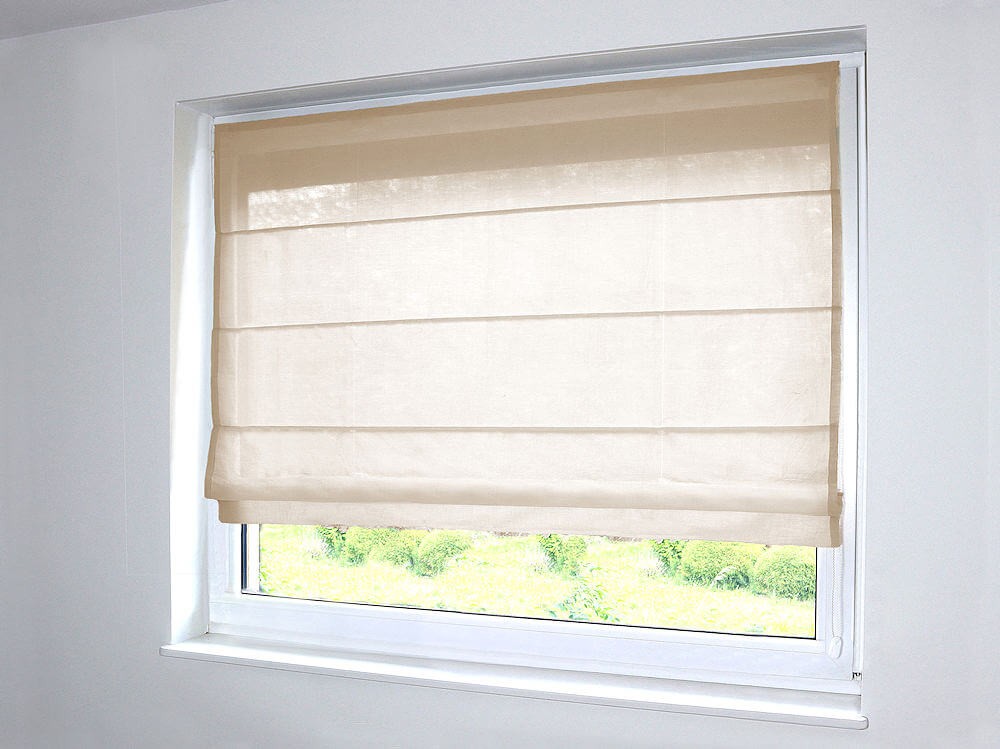 Prześwitujące rolety rzymskie, beżowe.
