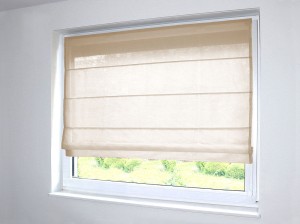 Prześwitujące rolety rzymskie, beżowe.