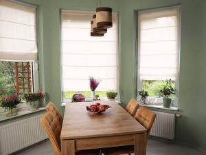 Prześwitujące rolety rzymskie, beżowe.