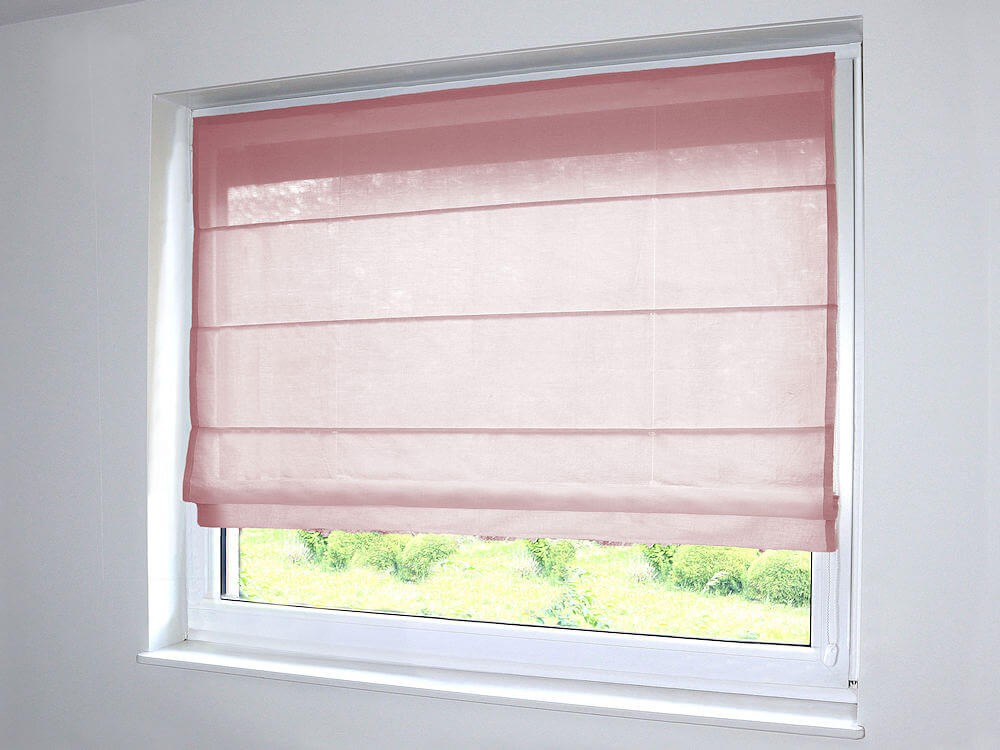 Prześwitujące rolety rzymskie, kolor brudny róż.