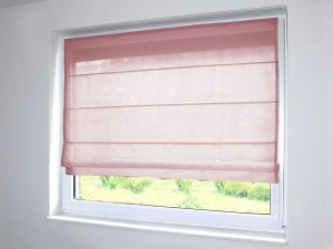 Prześwitujące rolety rzymskie, kolor brudny róż.