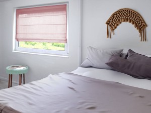 Prześwitujące rolety rzymskie, kolor brudny róż.