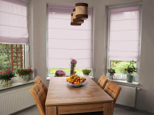 Prześwitujące rolety rzymskie, kolor brudny róż.