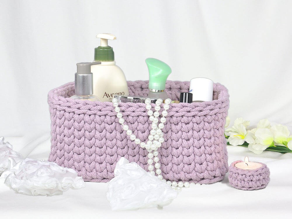 Bawełniany kosz w kolorze brudnego różu.