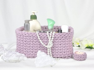 Bawełniany kosz w kolorze brudnego różu.