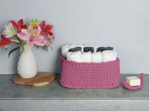 Bawełniany kosz w kolorze fuksja.