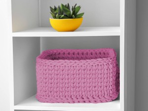Bawełniany kosz w kolorze różowym.