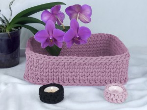 Bawełniany kosz w kolorze jasnego różu.