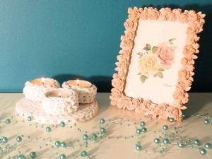 Biały, dekoracyjny świecznik