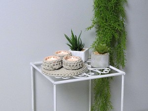 Świecznik dekoracyjny w kolorze cappuccino.