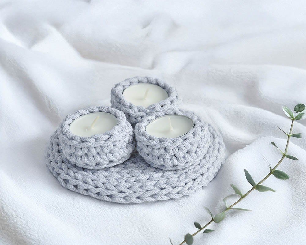 Jasny szary dekoracyjny świecznik