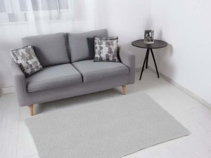 Biały, bawełniany dywan.