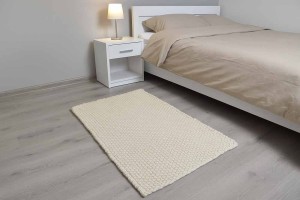 Bawełniany dywan w kolorze ecru.