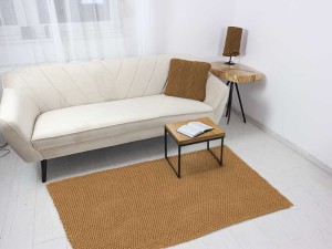 Musztardowy, bawełniany dywan do sypialni lub salonu.