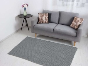 Szary dywan bawełniany.