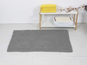 Szary dywan bawełniany.