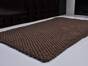 Bawełniany dywan do sypialni lub salonu, kolor ciemny brąz.