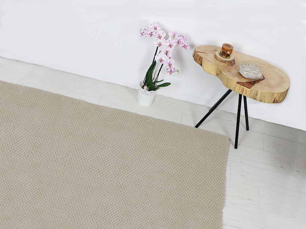 Bawełniany dywan w kolorze ecru.