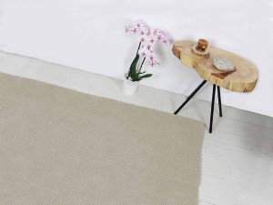 Bawełniany dywan w kolorze ecru.