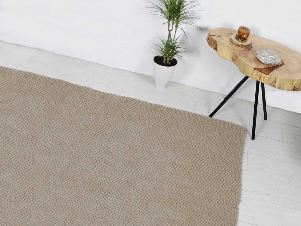 Jasno beżowy dywan bawełniany.