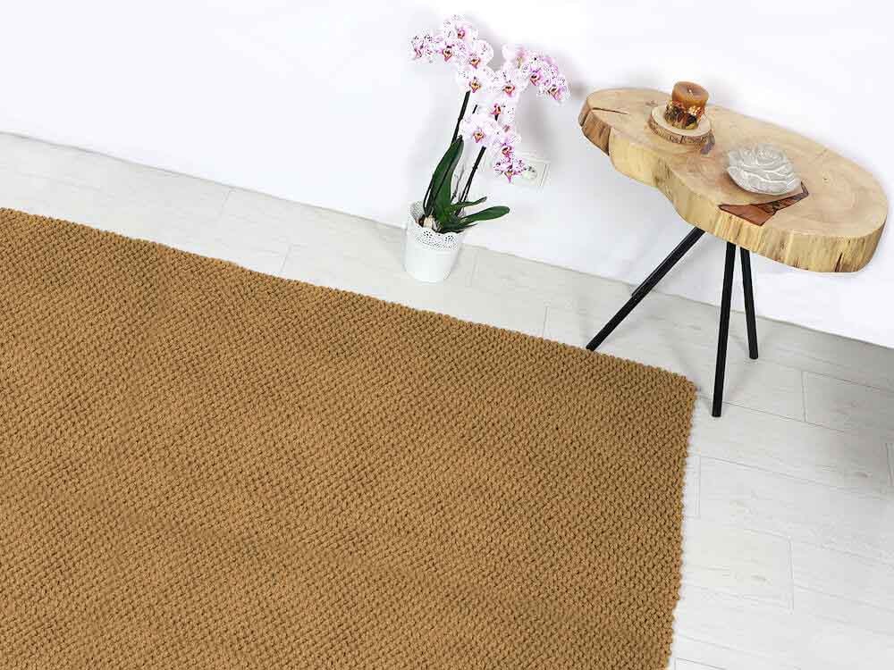Musztardowy, bawełniany dywan do sypialni lub salonu.