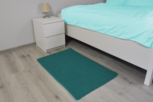 Bawełniany dywan do sypialni, kolor szmaragdowy.