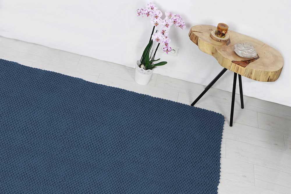 Dywan granatowy do salonu.