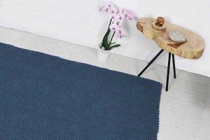 Dywan granatowy do salonu.