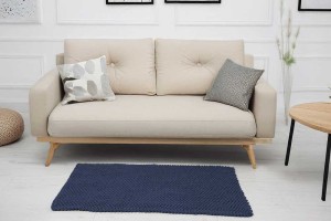 Dywan granatowy do salonu.