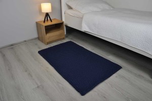 Dywan granatowy do sypialni.