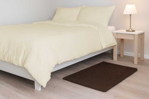 Bawełniany dywan do sypialni lub salonu, kolor ciemny brąz.