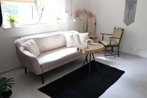 Czarny, bawełniany dywan do sypialni lub salonu.