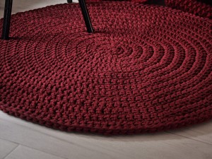 Bordowy, bawełniany dywan okrągły.
