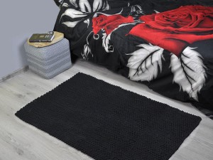 Czarny, bawełniany dywan do sypialni lub salonu.