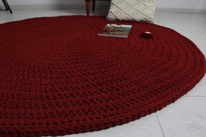 Bordowy, bawełniany dywan okrągły.