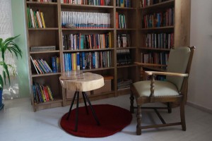 Bordowy, bawełniany dywan okrągły.