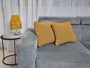 Musztardowa bawełniana poduszka dekoracyjna.