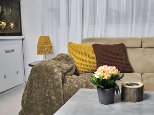 Jasno brązowa poduszka dekoracyjna do salonu lub sypialni.