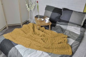 Bawełniana narzuta do sypialni, kolor musztardowy.