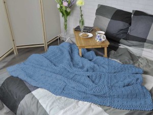 Bawełniana narzuta do sypialni, kolor niebieski.