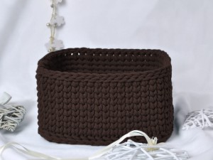 Bawełniany koszyk w kolorze braz ciemny.