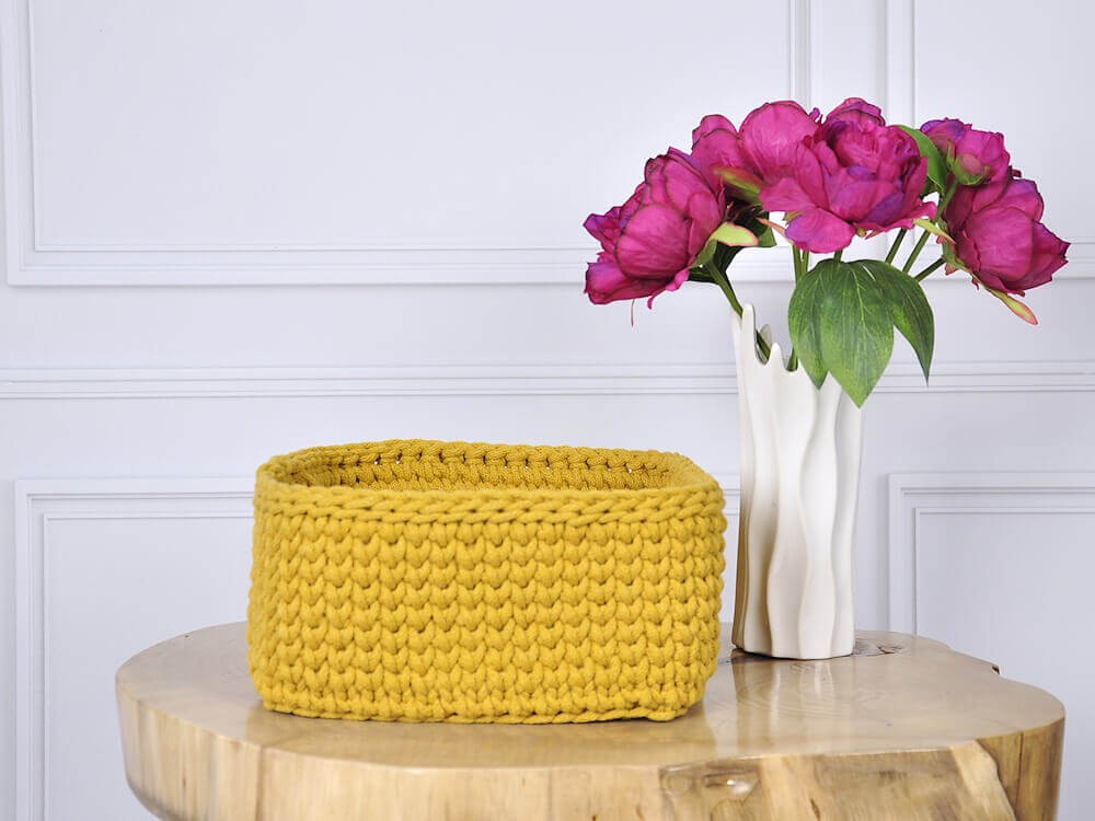 Musztardowy koszyk do łazienki lub sypialni.