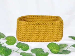 Musztardowy koszyk do łazienki lub sypialni.