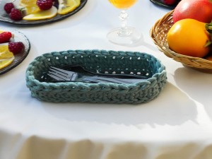 Oliwkowy, bawełniany koszyk na sztućce.