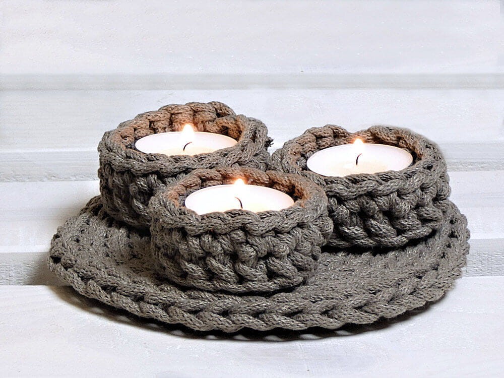 Świecznik dekoracyjny w kolorze brąz jasny.